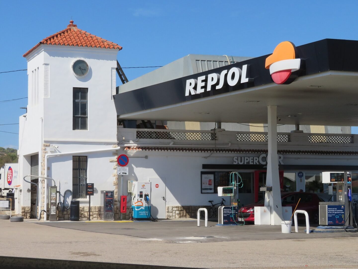 Estación de servicio con surtidores y punto de recarga en Torreblanca, Castellón