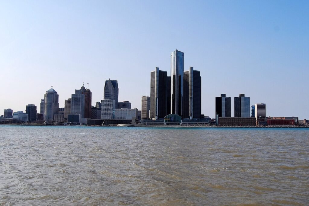 Las torres del Renaissance Center en Detroit, sede mundial de General Motors