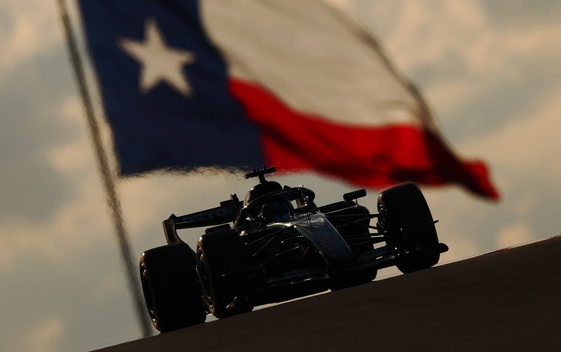 Mercedes de Fórmula 1 junto a la bandera de Texas en Austin