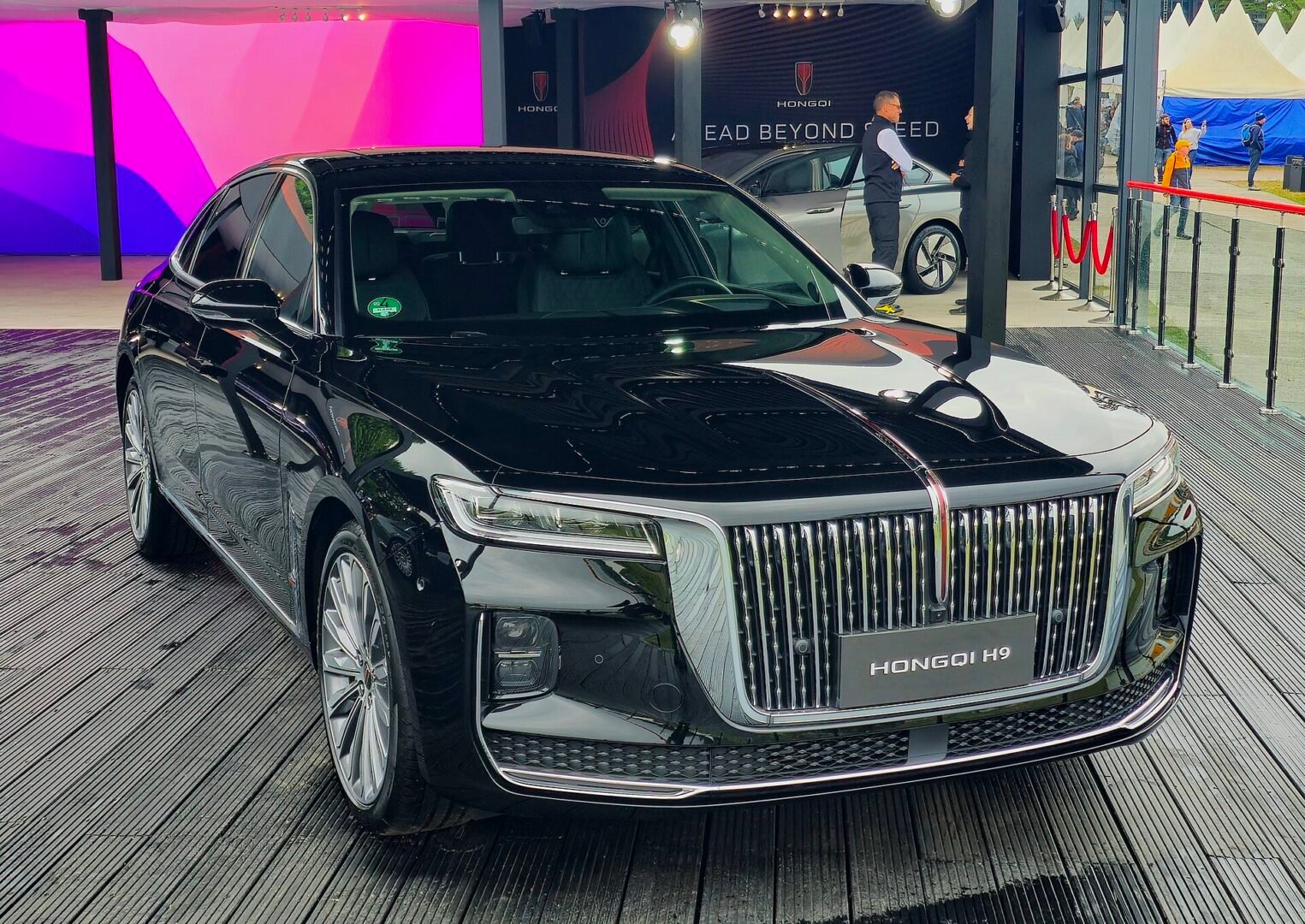 Berlina Hongqi H9 negra expuesta en un evento
