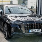 Hongqi H9 negro visto de frente, con la parrilla cromada vertical