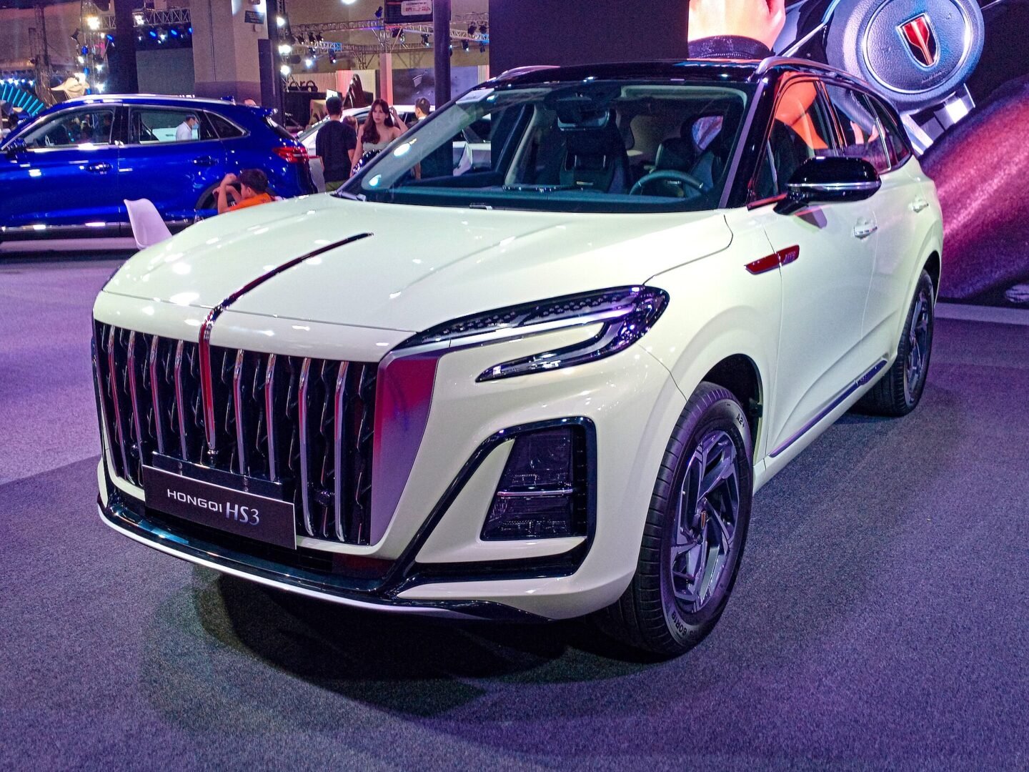 Hongqi HS3 blanco en un salón del automóvil