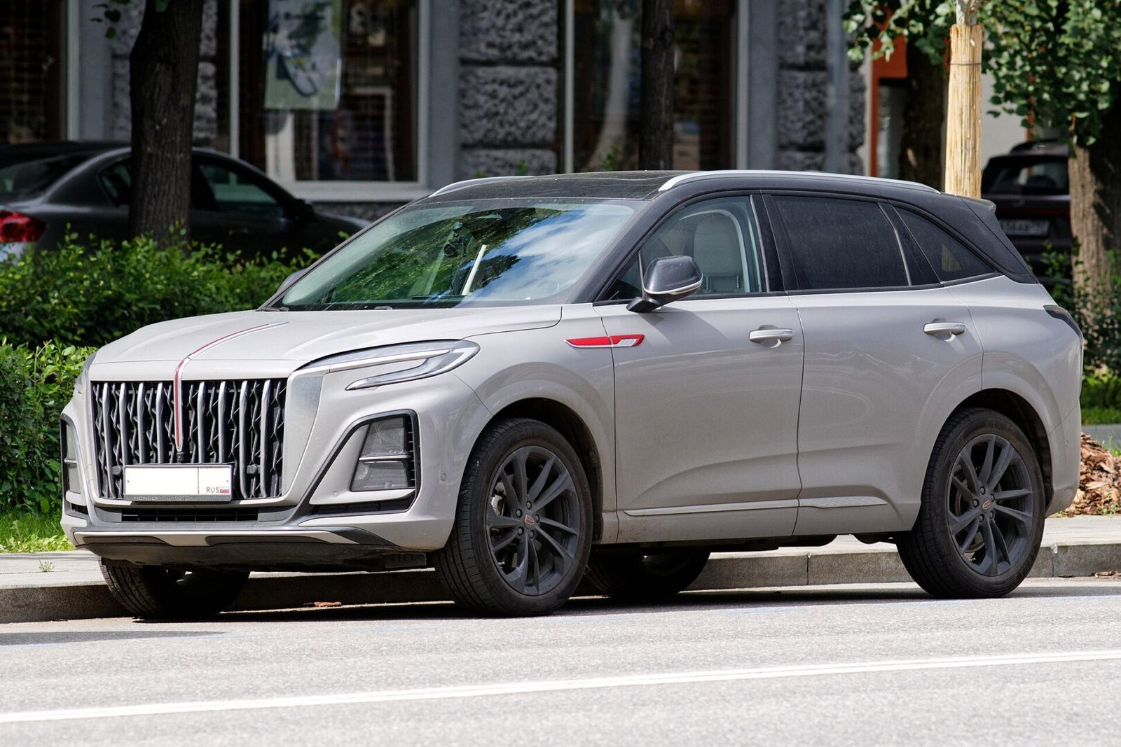 Vista lateral del SUV Hongqi HS3 plateado