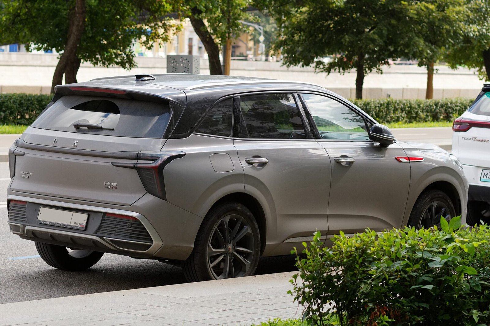 Trasera del Hongqi HS3 gris