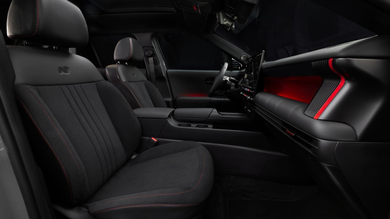 Interior del Hyundai Tucson N Line con acabado negro y detalles en rojo