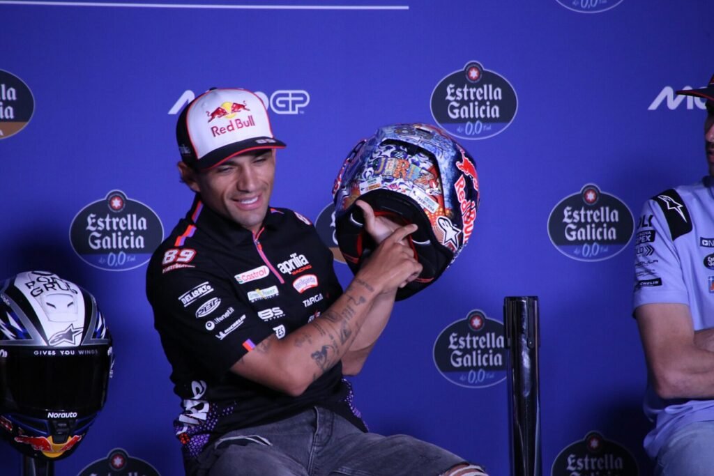 Jorge Martín con un casco especial en la rueda de prensa del GP de España de MotoGP 2026