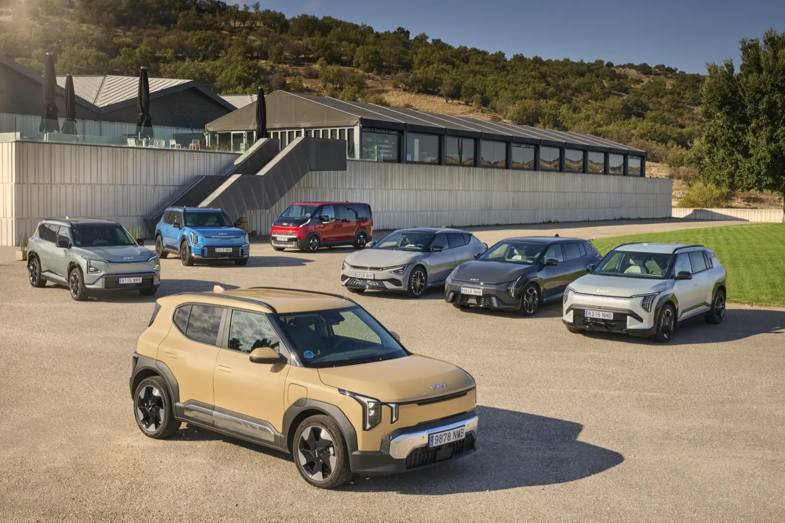 Gama Kia EV: Kia EV2 en primer plano con el resto de la gama eléctrica de Kia detrás