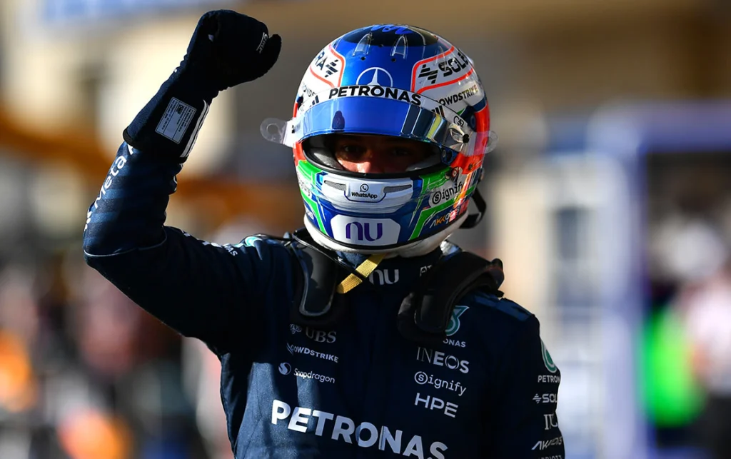 Kimi Antonelli levanta el puño con el casco puesto tras lograr la pole del GP de Estados Unidos 2026
