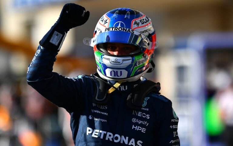Kimi Antonelli levanta el puño con el casco puesto tras lograr la pole del GP de Estados Unidos 2026