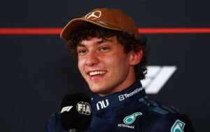 Kimi Antonelli sonríe con una gorra de Mercedes en la rueda de prensa de la FIA en Austin