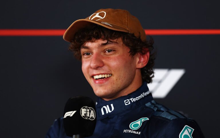 Kimi Antonelli sonríe con una gorra de Mercedes en la rueda de prensa de la FIA en Austin