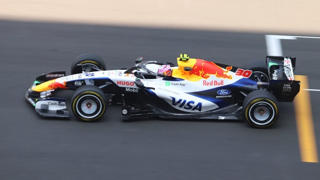 Liam Lawson con el Racing Bulls en los libres del GP de China de F1 2026