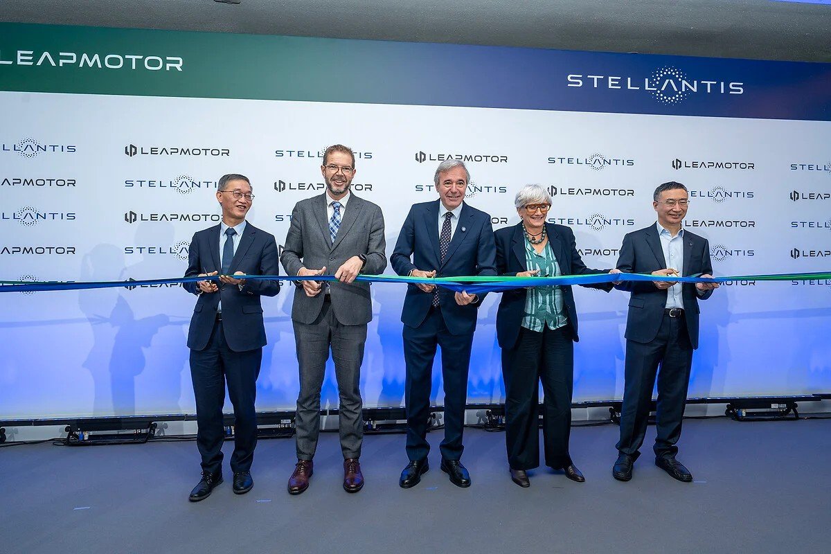 Representantes de Stellantis, Leapmotor y las instituciones en el acto de Zaragoza