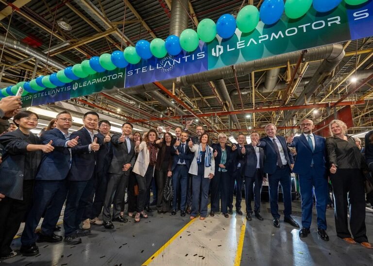 Plantilla de la fábrica de Stellantis en Zaragoza en el inicio de producción del Leapmotor B10