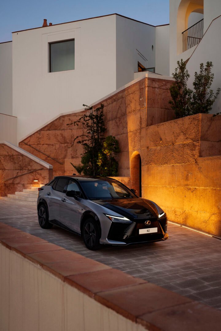 Lexus RZ 2027 eléctrico, vista exterior en estudio
