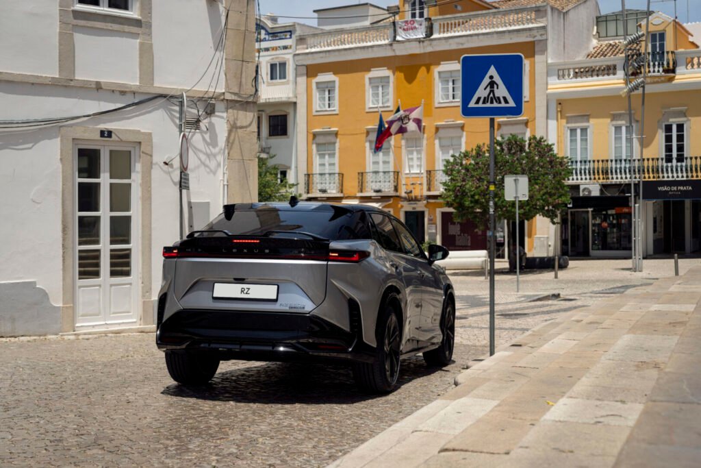 Lexus RZ 2027 F SPORT en color Sonic Platinum circulando por carretera