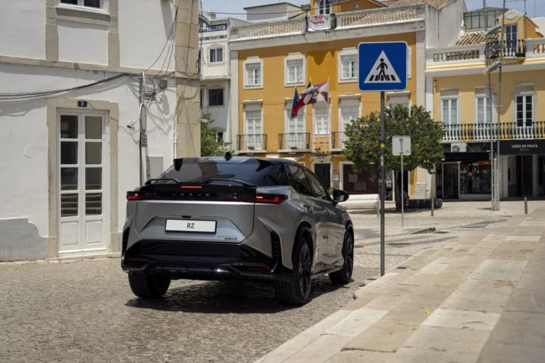 Lexus RZ 2027 F SPORT en color Sonic Platinum circulando por carretera