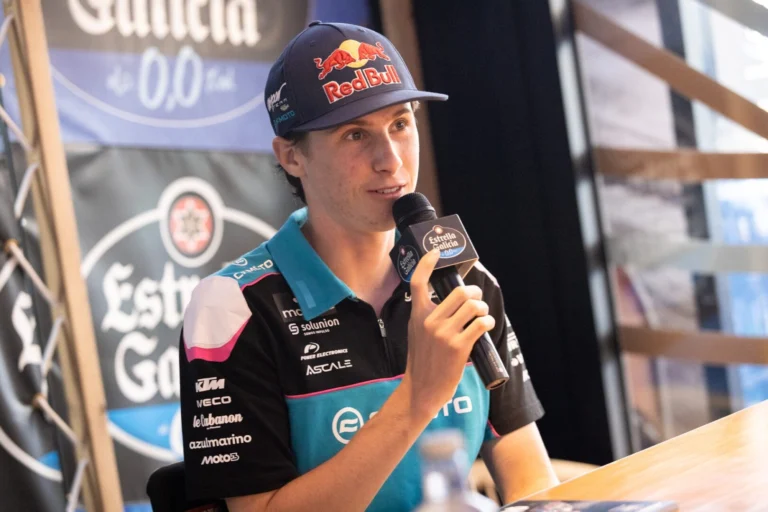 Máximo Quiles, campeón del mundo de Moto3 2026, en una rueda de prensa