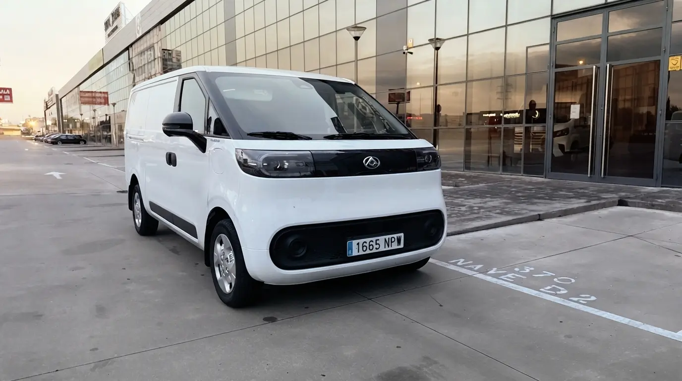 Vista delantera en tres cuartos de la Maxus eDeliver 5 blanca