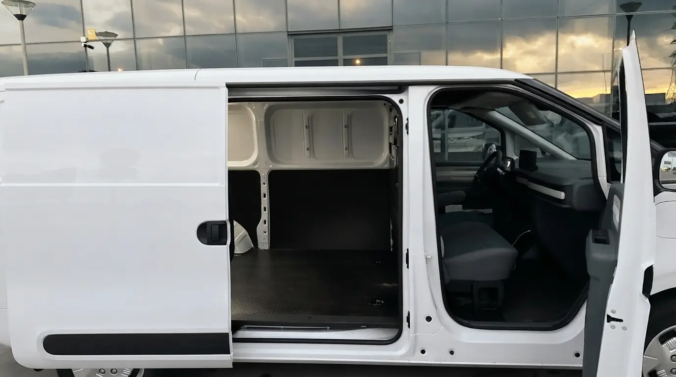 Puerta lateral abierta y acceso a la carga de la Maxus eDeliver 5