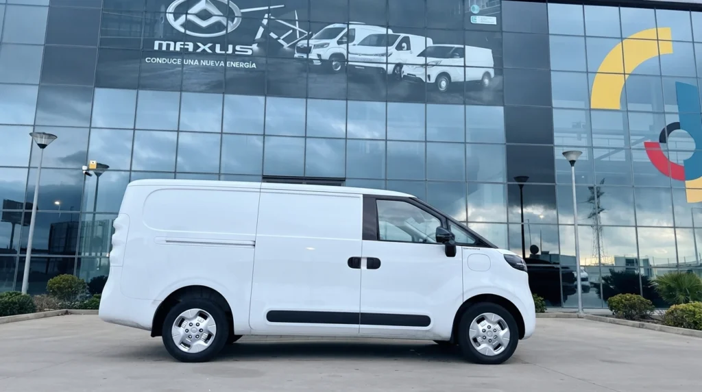 Maxus eDeliver 5 blanca de perfil frente a las instalaciones de Maxus