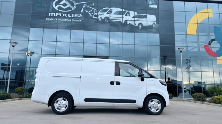 Maxus eDeliver 5 blanca de perfil frente a las instalaciones de Maxus