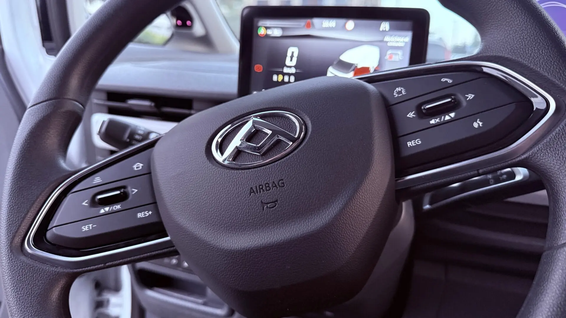 Detalle del volante y sus mandos en la Maxus eDeliver 5