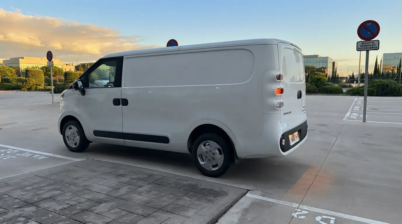 Maxus eDeliver 5 blanca vista en tres cuartos traseros al atardecer