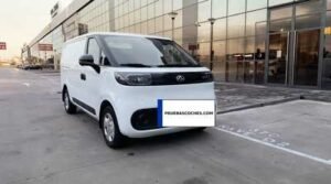 Maxus E-Deliver 5 furgoneta eléctrica vista frontal al atardecer - prueba PruebasCoches.com