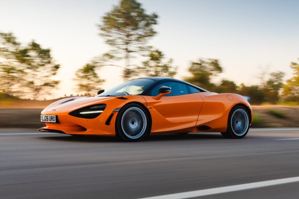 McLaren 750S naranja circulando por carretera