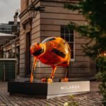Escultura de kiwi con camuflaje naranja y negro del McLaren McL 820 en Covent Garden, Londres