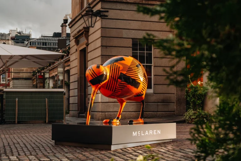 Escultura de kiwi con camuflaje naranja y negro del McLaren McL 820 en Covent Garden, Londres