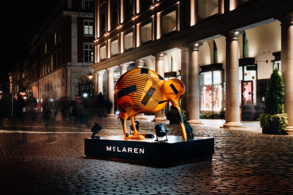 Kiwi del McLaren McL 820 iluminado de noche bajo los soportales de Covent Garden
