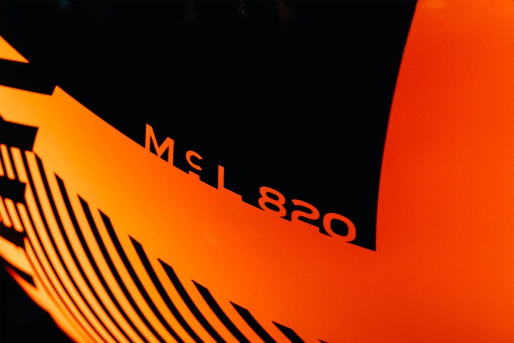 Detalle del nombre McL 820 sobre el camuflaje naranja y negro de McLaren