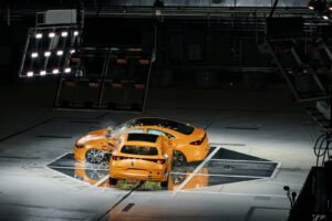 Crash test lateral de Mercedes-Benz entre dos CLA a 56 km/h en Sindelfingen