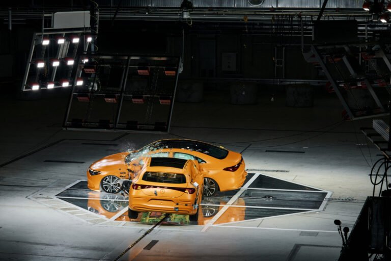 Crash test lateral de Mercedes-Benz entre dos CLA a 56 km/h en Sindelfingen