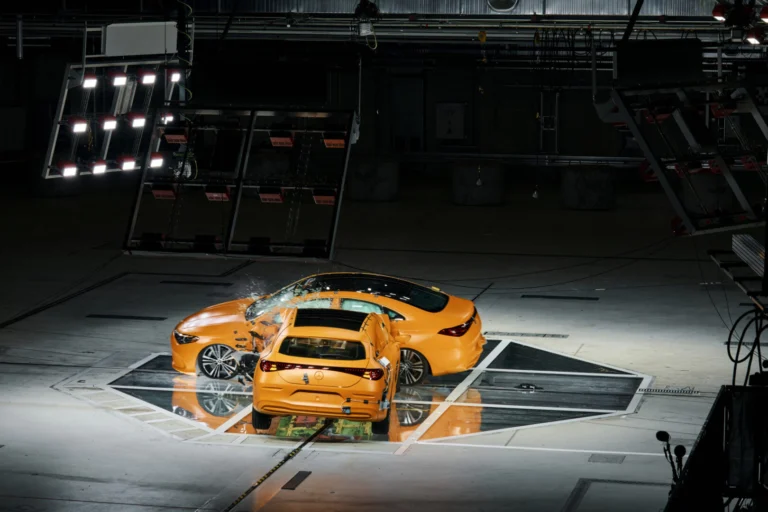 Crash test lateral de Mercedes-Benz entre dos CLA a 56 km/h en Sindelfingen