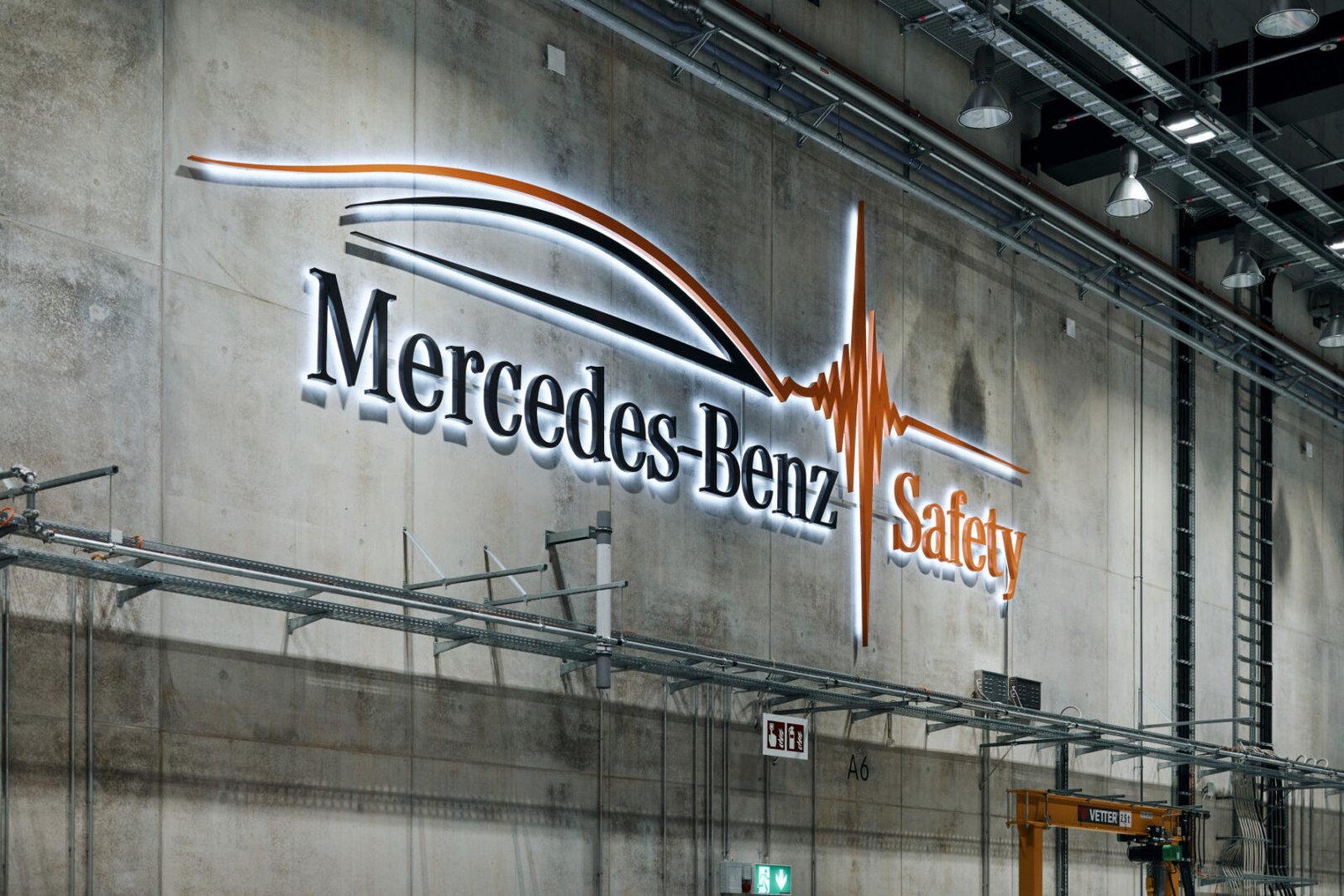 Prueba de choque lateral del Mercedes-Benz CLA eléctrico en el centro de seguridad de Sindelfingen