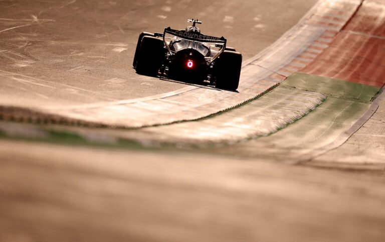 Un Mercedes de F1 en una de las curvas del Circuito de las Américas, en Austin
