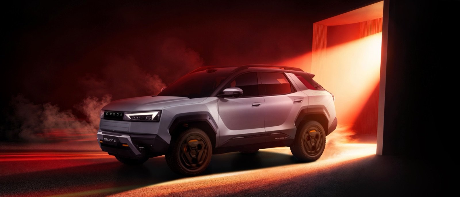 OMODA X plateado iluminado por una luz roja