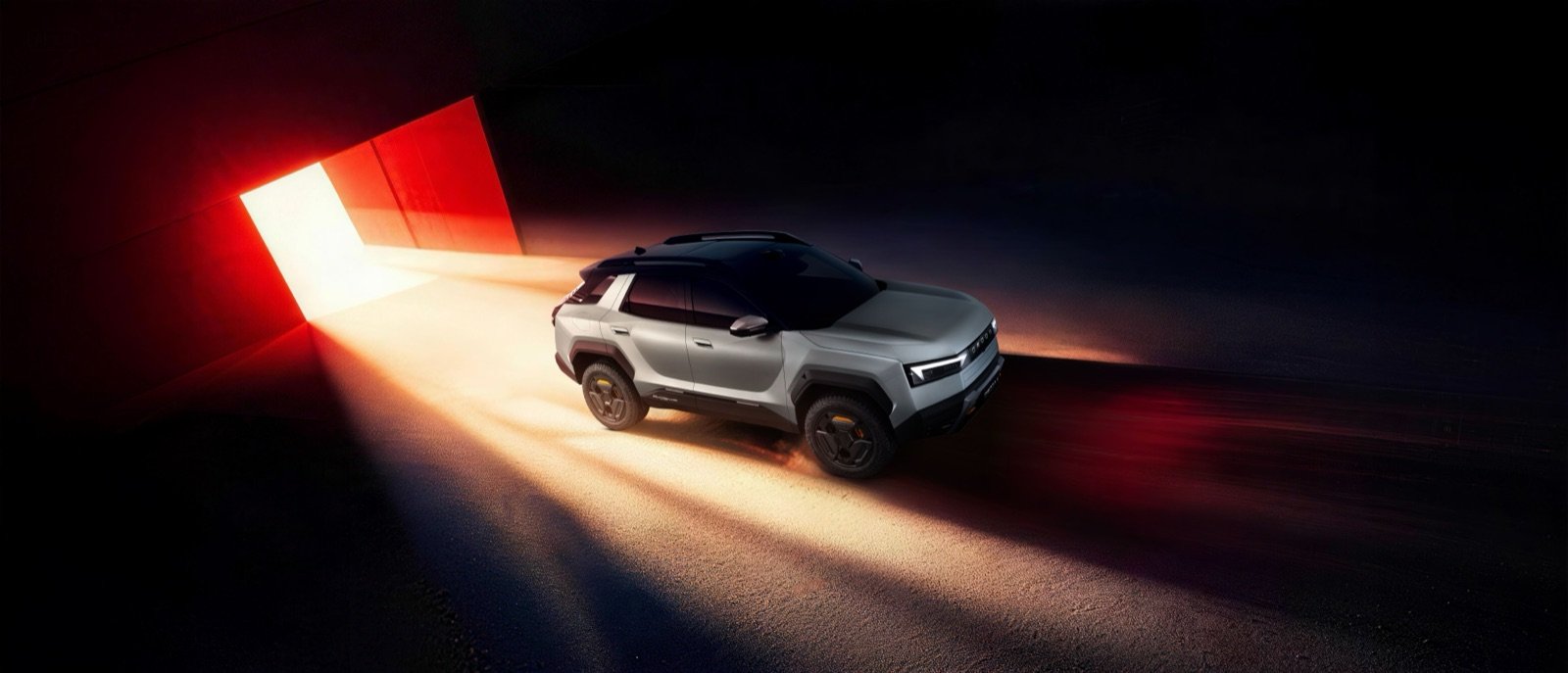 OMODA X plateado bajo un haz de luz