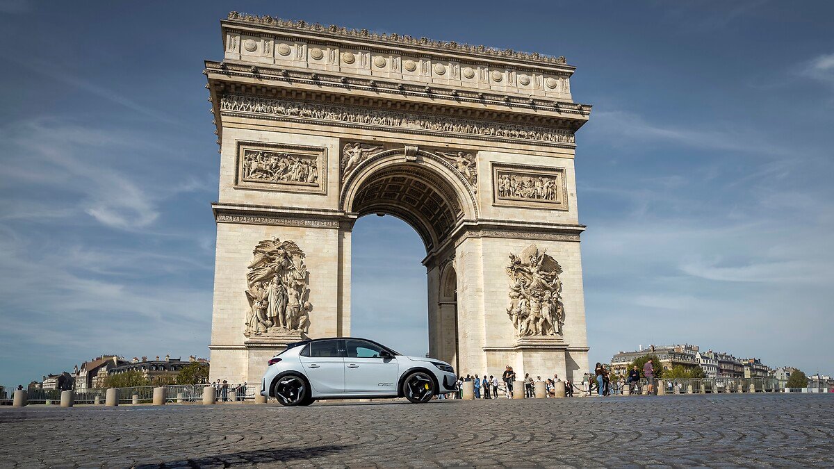 Opel Corsa GSE durante el recorrido de 1.555 km hasta París