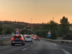 Operación Todos los Santos DGT: coches circulando por una autovía al atardecer