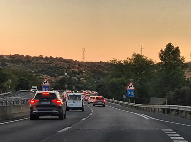 Operación Todos los Santos DGT: coches circulando por una autovía al atardecer