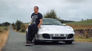 John McGuinness con su Porsche 911 Carrera 4S (996) en la Isla de Man