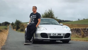 John McGuinness con su Porsche 911 Carrera 4S (996) en la Isla de Man