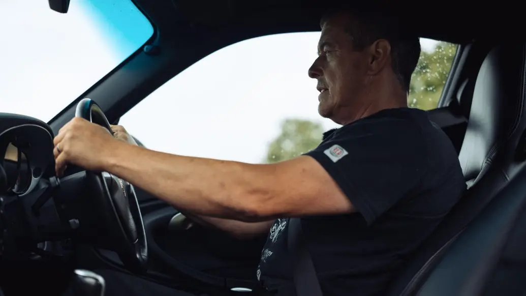John McGuinness al volante de su Porsche 911 Carrera 4S (996)