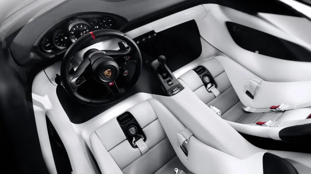Interior del Porsche Mission S con cinco relojes redondos