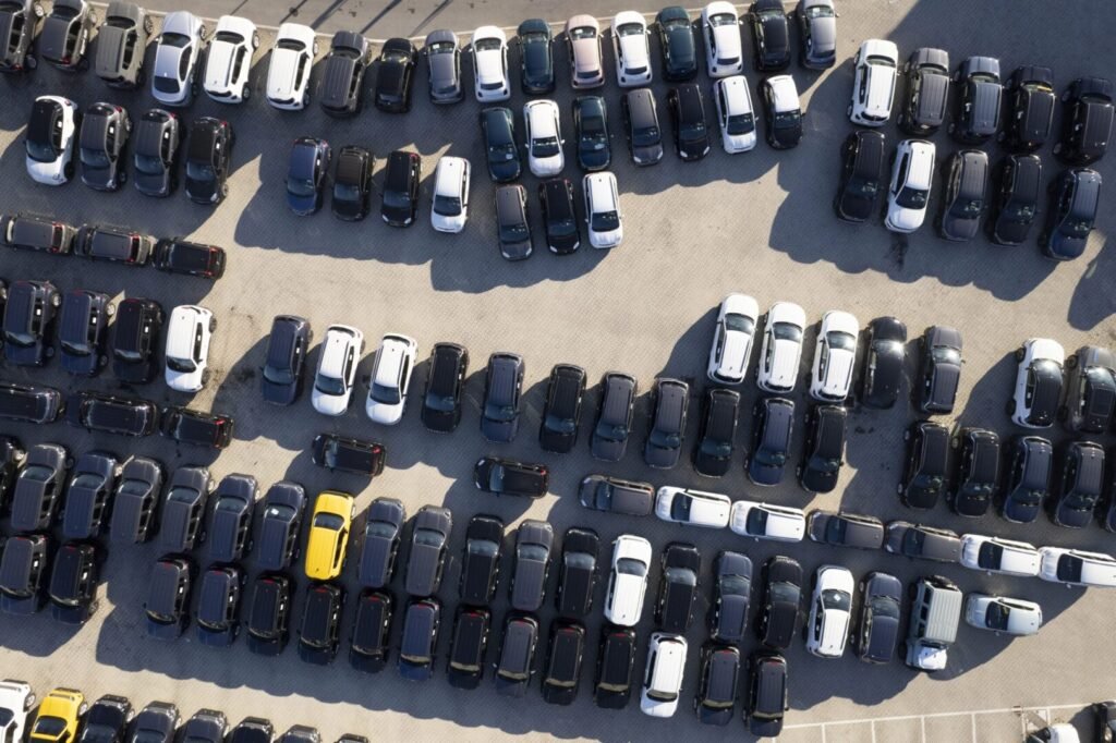 Campa con coches nuevos aparcados vista desde el aire