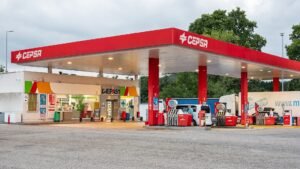 Gasolinera con surtidores de gasolina y diésel en España, donde la rebaja de 20 céntimos se mantiene en noviembre de 2026